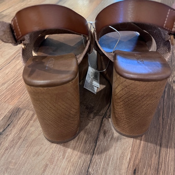 Old Navy Brown Wedge Sandals - Picture 4 of 5